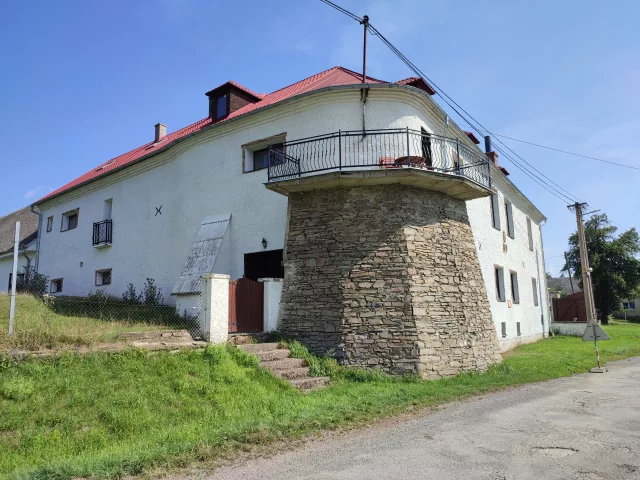Podolí u Bouzova – tvrz