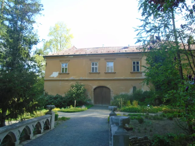 Bílá Lhota – tvrz, zámek