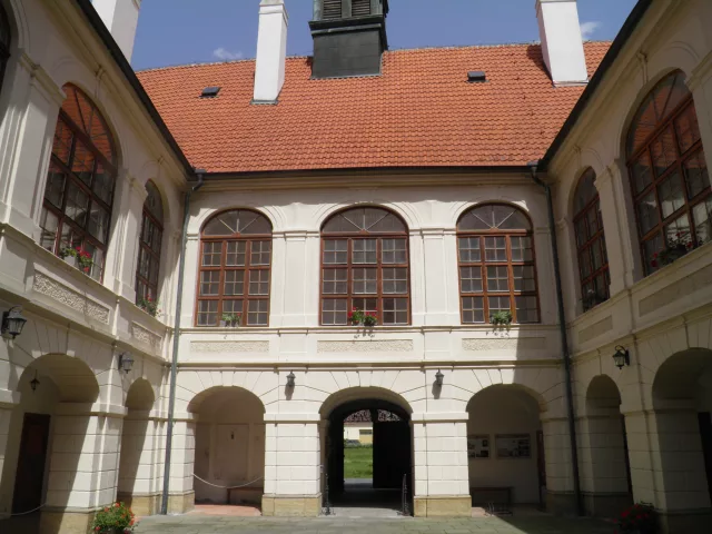 Konice – tvrz, zámek