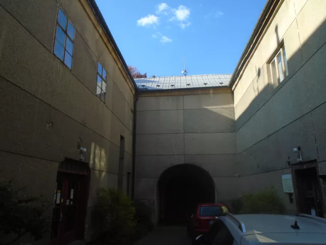 Bílá Lhota – tvrz, zámek