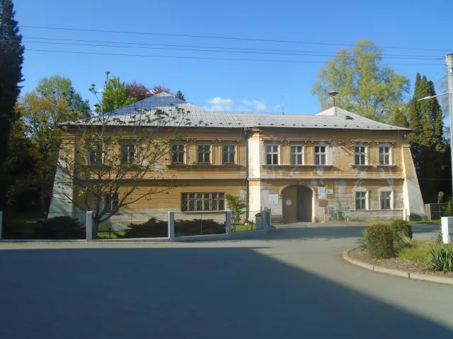 Bílá Lhota – tvrz, zámek