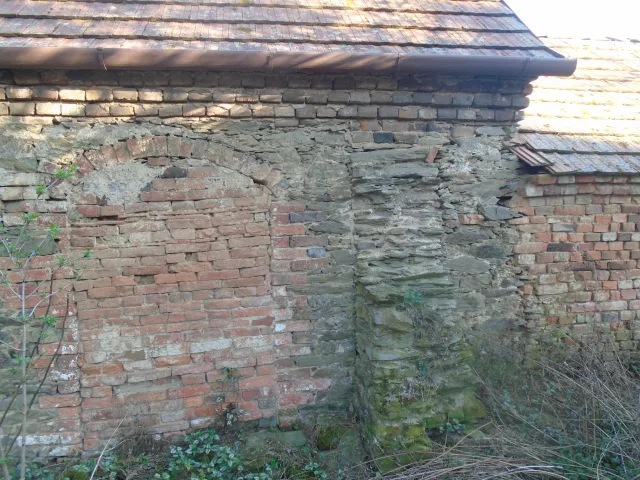 Ludéřov – tvrz, zámek