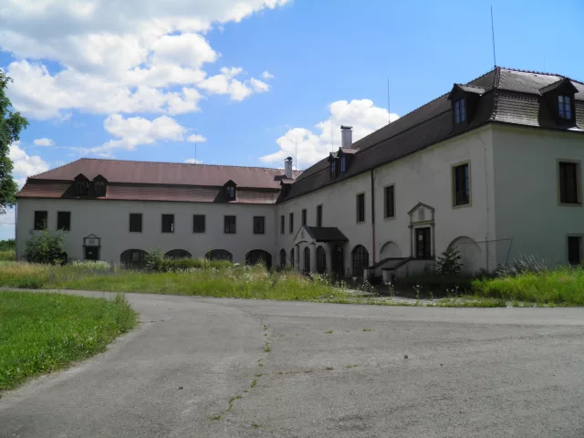 Chudobín – tvrz, zámek
