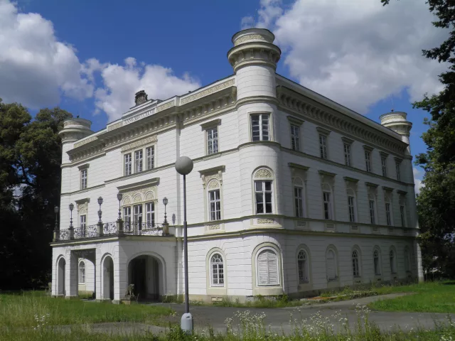 Chudobín – tvrz, zámek