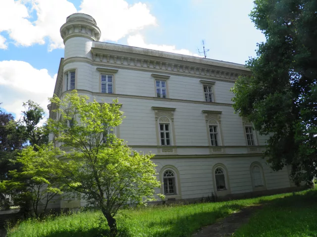 Chudobín – tvrz, zámek