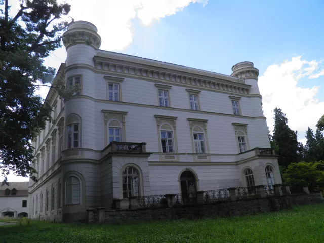 Chudobín – tvrz, zámek