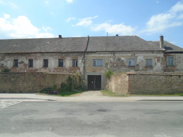 Doubravice – tvrz, zámek
