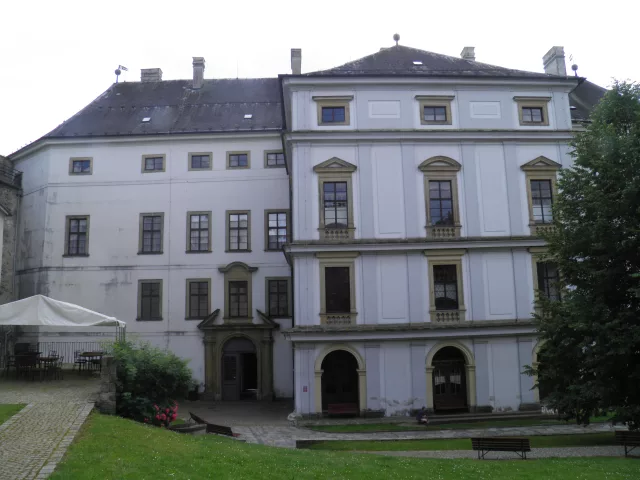 Úsov – hrad, zámek