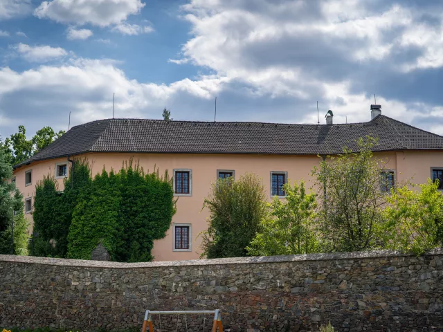 Krakovec – tvrz, zámek
