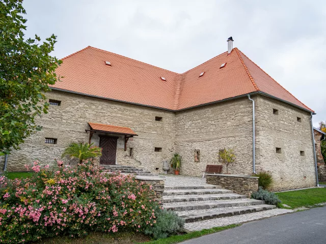 Ludéřov – tvrz, zámek