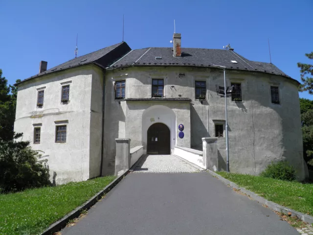 Tršice – tvrz, zámek