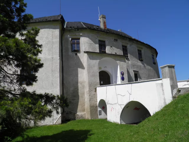 Tršice – tvrz, zámek