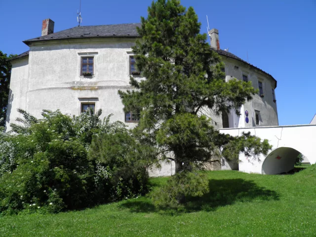 Tršice – tvrz, zámek