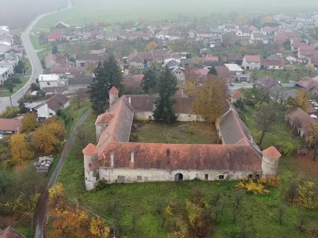 Ptení – tvrz, zámek