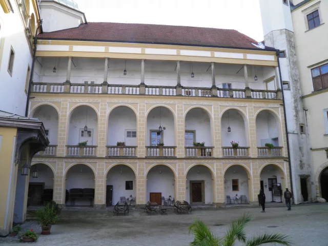 Tovačov – tvrz, zámek