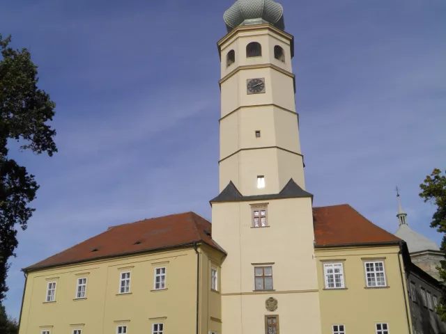 Tovačov – tvrz, zámek