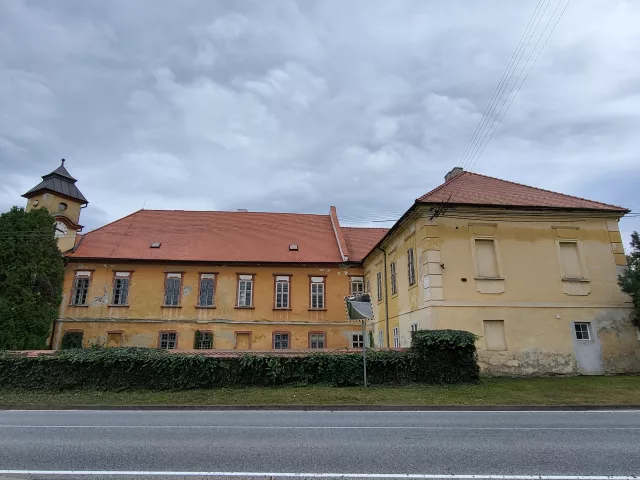 Dobromilice – tvrz