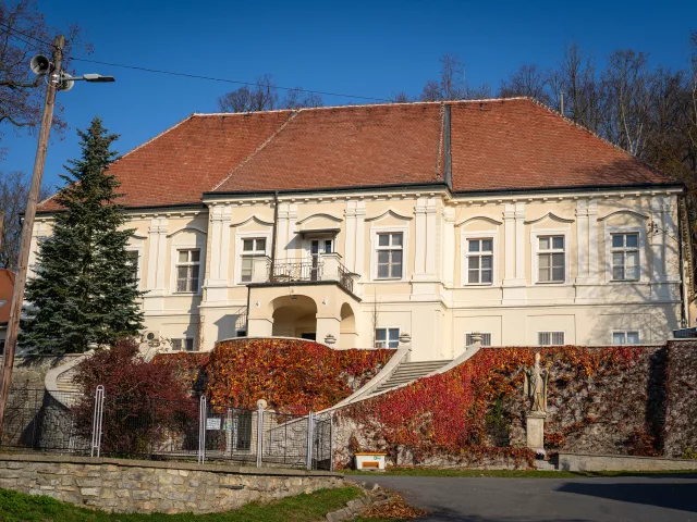 Jesenec – tvrz, zámek