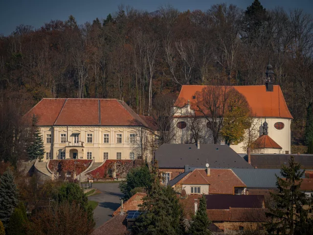 Jesenec – tvrz, zámek