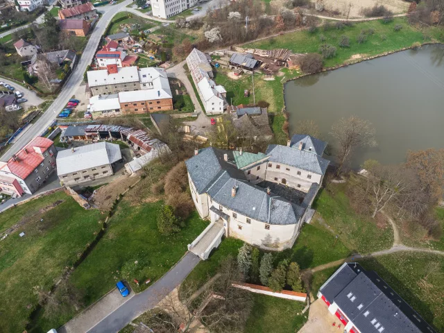 Tršice – tvrz, zámek