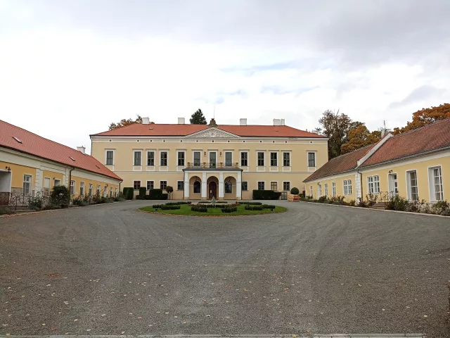 Brodek u Prostějova – tvrz, zámek