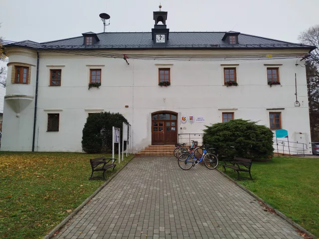 Dolní Dlouhá Loučka – tvrz, zámek