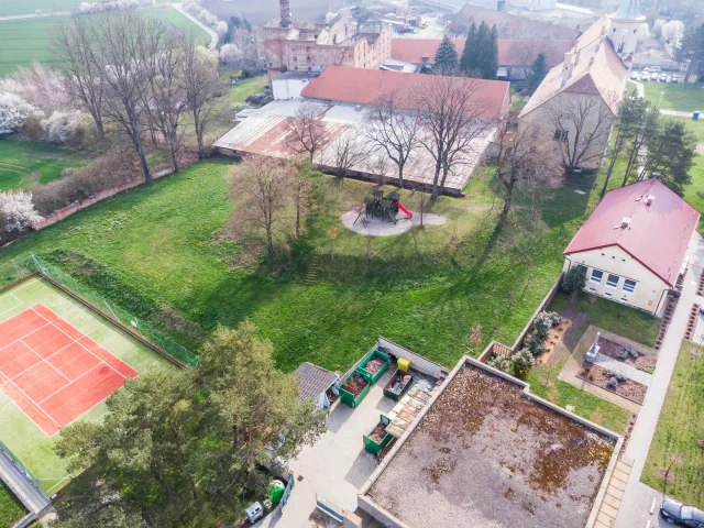 Mořice – tvrz, zámek