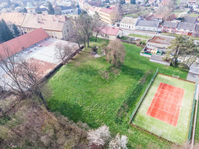 Mořice – tvrz, zámek