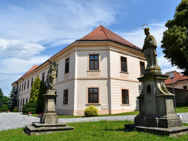Nezamyslice – tvrz, zámek