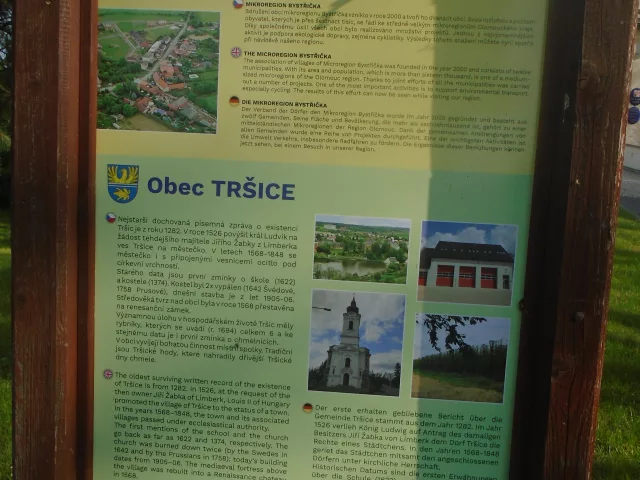 Tršice – tvrz, zámek