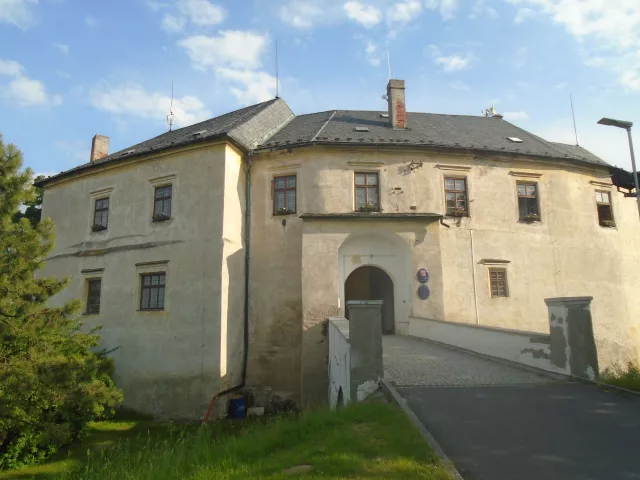 Tršice – tvrz, zámek