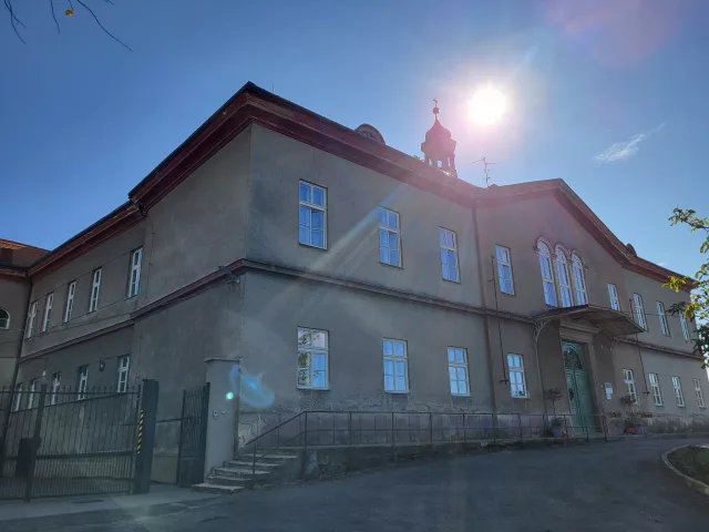 Víceměřice – tvrz, zámek