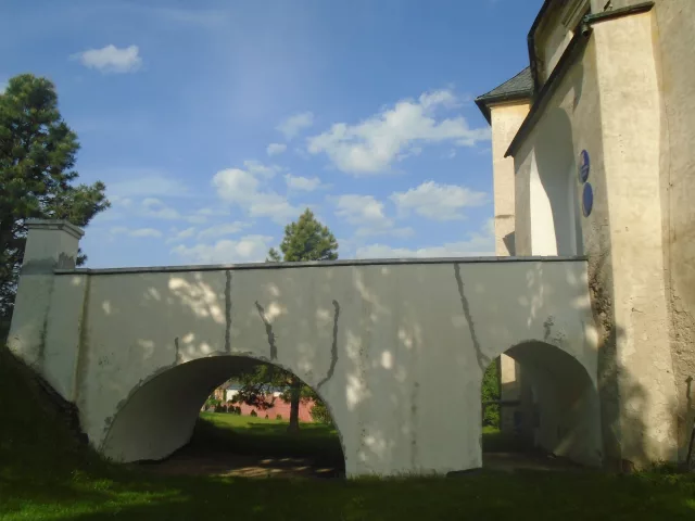 Tršice – tvrz, zámek