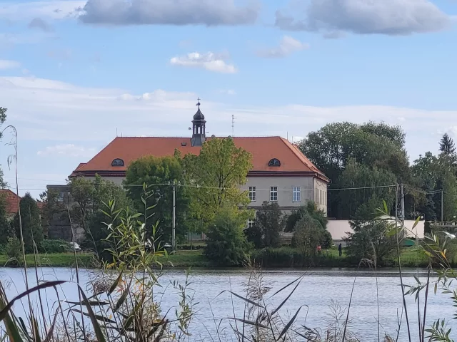 Víceměřice – tvrz, zámek
