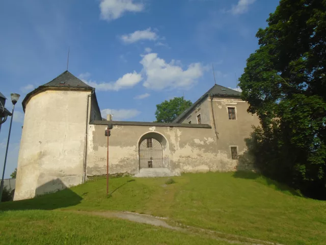 Tršice – tvrz, zámek
