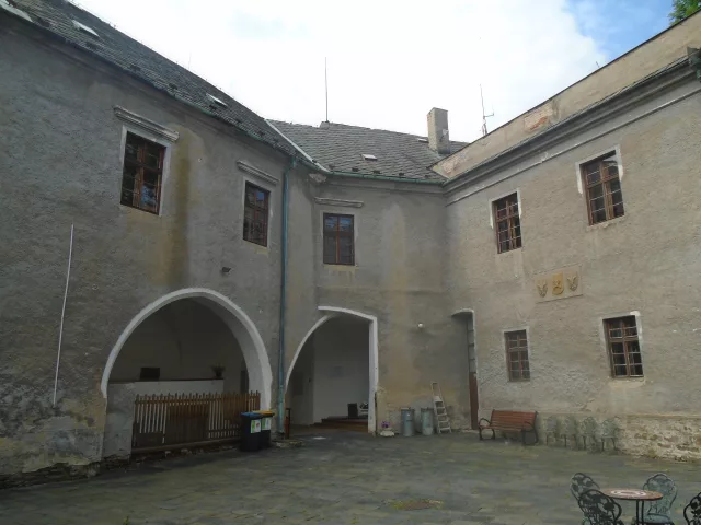 Tršice – tvrz, zámek